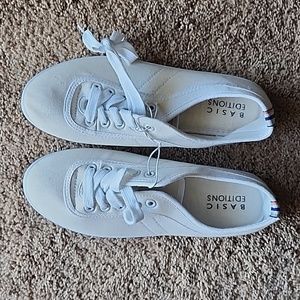 Womens basic editions slip ons cream sz 7